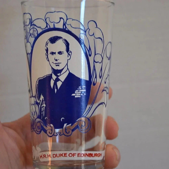 Vintage  HRH Queen Elizabeth II Glasses - Picture 7 of 9